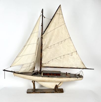 null ONZE BATEAUX À VOILE MINIATURES
(En l'état).
H. 91 cm (le plus grand).



---
ENLÈVEMENT...