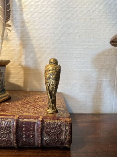 null L. SENART 
Bird perched in gilt bronze.
H. 7,5 cm.




---
COLLECTION by APPOINTMENT...