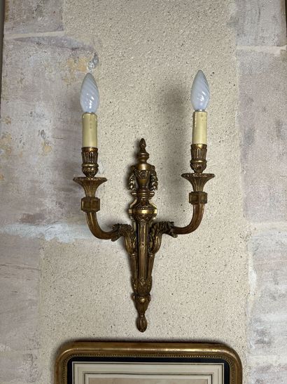 null PAIR OF TWO LIGHT APPLIQUES in gilded wood decorated with urns and garlands.
Louis...