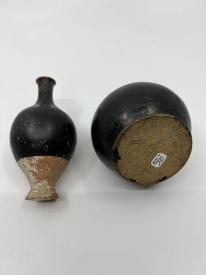 null LOT composed of a bottle and an oenochoe with globular body. Black glazed beige...