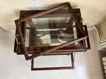 null TEA TABLE liquor cabinet 
Stained wood and glass.
72 x 43 x 46 cm.



---
LOT...