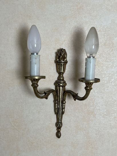 null PAIRE DE PETITES APPLIQUES en bronze à deux lumières.
Style Louis XVI.
Haut....