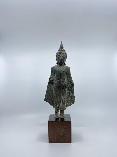 null THAILANDE
BOUDDHA DEBOUT en bronze à patine vert cuivré.
XVIIe-XVIIIe siècle
(Manque...