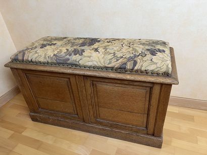 null Oak chest of drawers with a cushion. 
60 x 106 x 45 cm.



---
LOT SOLD ON DESIGNATION...