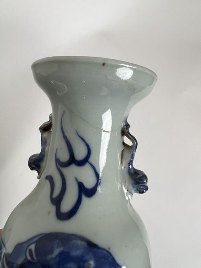 null CHINE, NANKIN
POT A GINGEMBRE et 3 VASES MAILLET en porcelaine émaillée bleu...