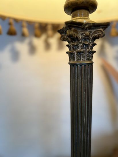 null LAMPE COLONNE à chapiteau corinthien en laiton et bronze doré.
XIXème siècle.
H....