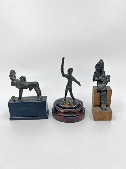 LOT composé de trois statuettes en bronze...