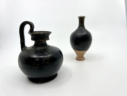 null LOT composed of a bottle and an oenochoe with globular body. Black glazed beige...