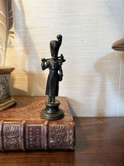 null STATUETTE en bronze patiné représentant un sapeur.
Fin du XIXème siècle.
H....