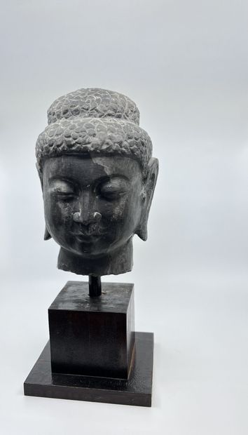 null CHINE
TETE DE BOUDDHA en pierre noire sculptée.
Sur un socle en bois vernis.
XXe...