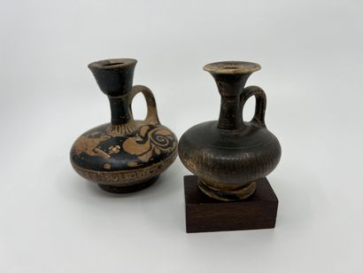 null LOT of two lekythoi with flattened lenticular body, one with red figures decorated...
