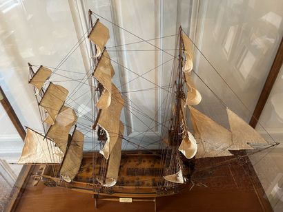 null MAQUETTE OF THE CORVETTE OF THE SECOND "ASTROLABE" under sails. In a glass case.
96...