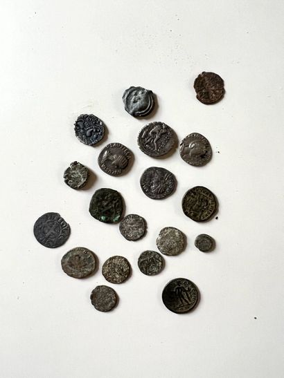 null ENSEMBLE DE 19 MONNAIES ANTIQUES principalement romaines (deniers, petits bronzes).
État...