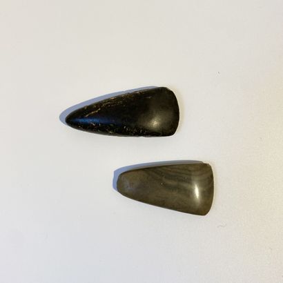null LOT OF TWO POLISHED AXES, one of which is petaloid
Black stone and gray veined...
