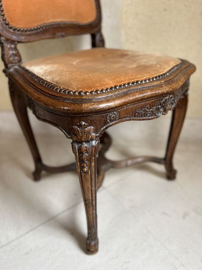 null CHAIR in oak carved with shells.
Louis XV style.
102 x 48 x 42 cm.




---
COLLECTION...