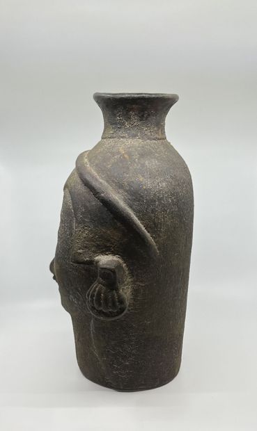 null ASIE DU SUD EST
GRAND VASE anthropomorphe en terre cuite.
Haut. 45 cm.




---
ENLÈVEMENT...