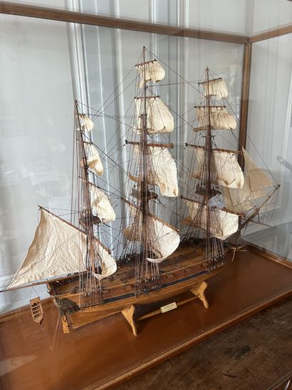 null MAQUETTE OF THE CORVETTE OF THE SECOND "ASTROLABE" under sails. In a glass case.
96...