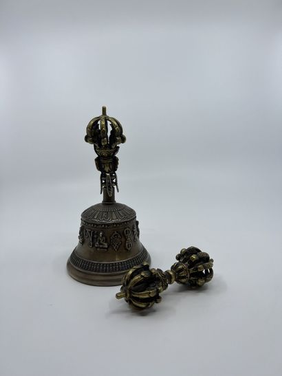 null TIBET
CLOCHE en alliage et bronze et VAJRA en bronze.
Haut. cloche 18,5 cm et...