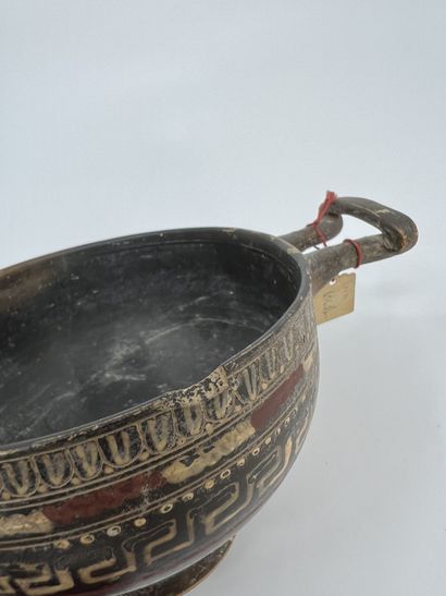 null LOT composed of a kylix decorated with a plant and an aryballisk lekythos decorated...
