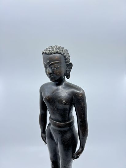 null BIRMANIA
STANDING BUDDHA in patinated bronze in two parts.
Height 36 cm (without...