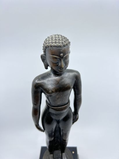 null BIRMANIA
STANDING BUDDHA in patinated bronze in two parts.
Height 36 cm (without...