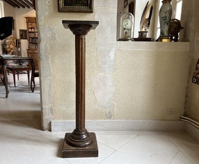 null COLUMN SELLETTE in walnut. 
Height 108 cm.




---
COLLECTION by APPOINTMENT...