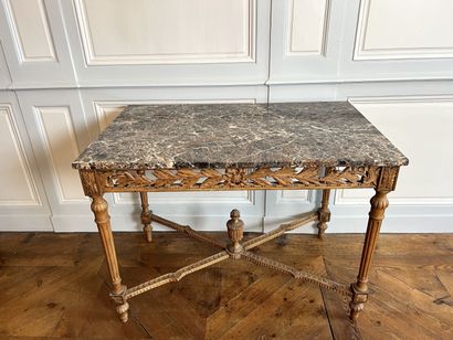 null TABLE DE MILIEU en hêtre à dessus de marbre, la ceinture ajourée de feuillages....