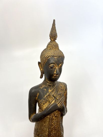 null THAILANDE, RATANAKOSIN
BOUDDHA DEBOUT les mains croisées en bronze doré serti...