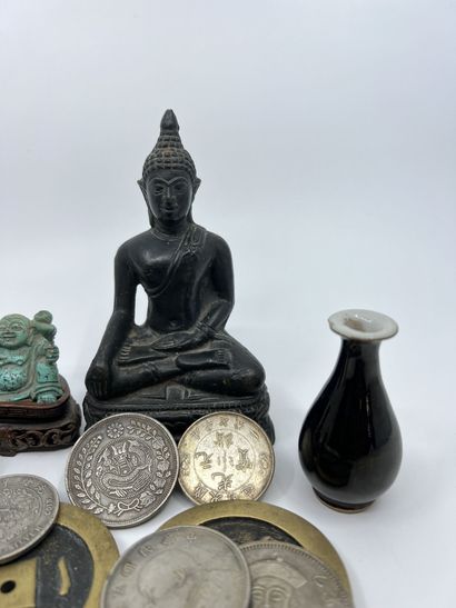 null CHINE 
suite de bibelots comprenant 3 bouddha en bronze et en pierre dure, 1...