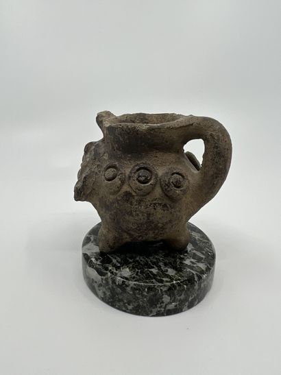 null CULTURE AMÉRINDIENNE
VASE ANTHROPOMORPHE tripode en terre cuite.
(Éclats).
7,5...