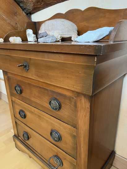 null PETITE COMMODE ouvrant à quatre tiroirs.
Style Restauration.
85 x 68 x 37 cm.



---
LOT...