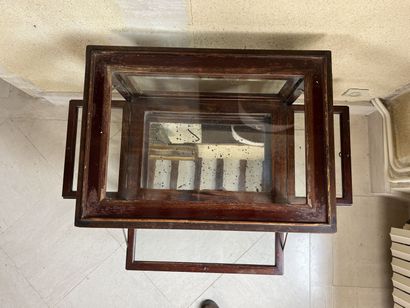 null TEA TABLE liquor cabinet 
Stained wood and glass.
72 x 43 x 46 cm.



---
LOT...