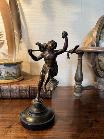 null STATUETTE de Bacchus dansant en bronze patiné.
Le socle en marbre noir.
(Manques...