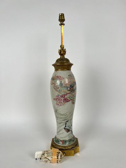 null CHINE
VASE monté en lampe balustre en porcelaine émaillée dans le goût de la...