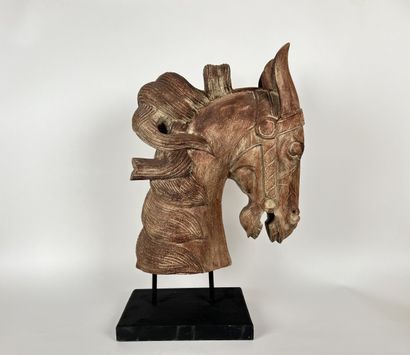 null INDE 
GRANDE TÊTE DE CHEVAL harnaché en bois sculpté et patiné. Probablement...