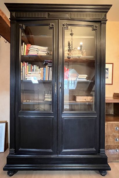 null A blackened wood bookcase with two doors.
Napoleon III period.
225 x 130 x 40...