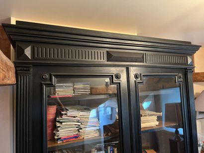 null A blackened wood bookcase with two doors.
Napoleon III period.
225 x 130 x 40...