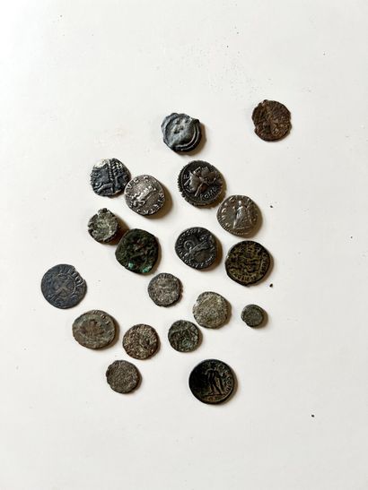null ENSEMBLE DE 19 MONNAIES ANTIQUES principalement romaines (deniers, petits bronzes).
État...