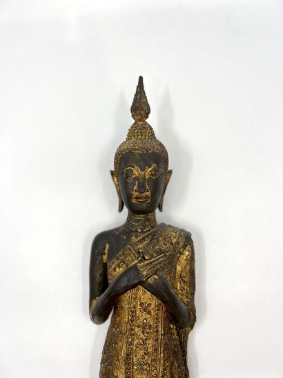 null THAILANDE, RATANAKOSIN
BOUDDHA DEBOUT les mains croisées en bronze doré serti...