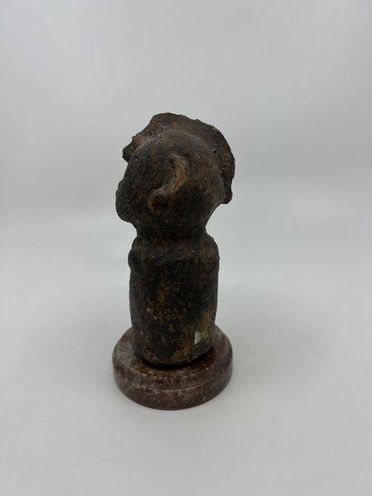 null CULTURE AMÉRINDIENNE
STATUETTE anthropomorphe en terre cuite.
Haut. 13,5 cm.
Porte...