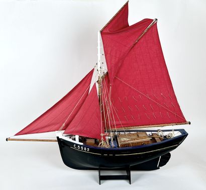 null MAQUETTE DE LA BARQUE CHALUTIERE « GRAND COPAISE » en bois laqué noir.
80 x...