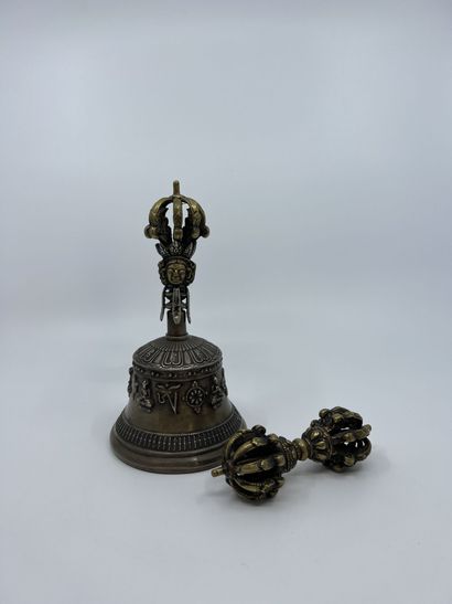 null TIBET
CLOCHE en alliage et bronze et VAJRA en bronze.
Haut. cloche 18,5 cm et...