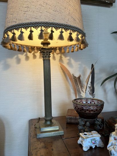 null LAMPE COLONNE à chapiteau corinthien en laiton et bronze doré.
XIXème siècle.
H....