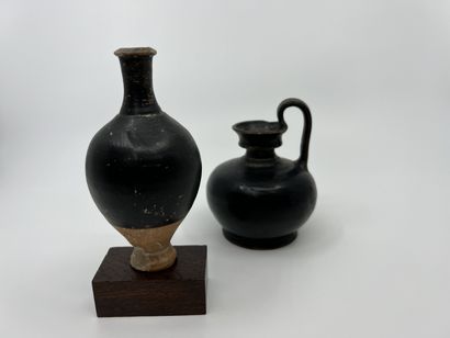 null LOT composed of a bottle and an oenochoe with globular body. Black glazed beige...