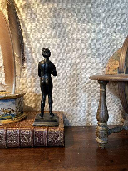 null STATUTE of Venus pudique in patinated bronze. 
(Accidents).
H. 18,5 cm.




---
COLLECTION...