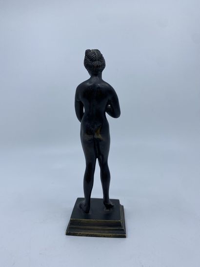 null STATUTE of Venus pudique in patinated bronze. 
(Accidents).
H. 18,5 cm.




---
COLLECTION...