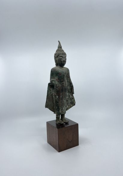 null THAILANDE
BOUDDHA DEBOUT en bronze à patine vert cuivré.
XVIIe-XVIIIe siècle
(Manque...