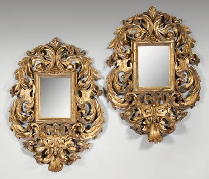 null Paire de miroirs dans des encadrements en bois doré ajouré et sculpté de rinceaux...