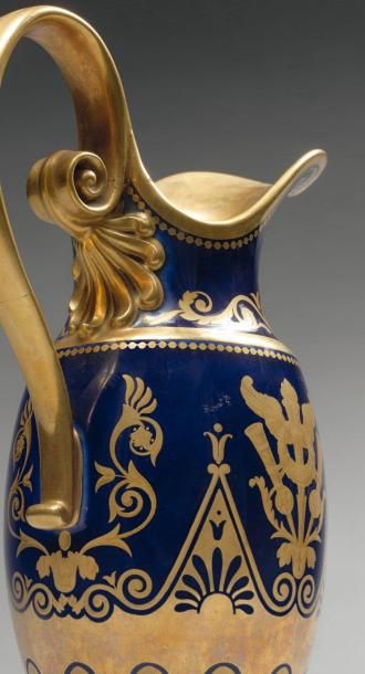 SÈVRES Cabaret, décor polychrome à fond beau bleu comprenant une théière, un pot...