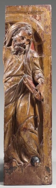 null Panneau en bois polychrome et doré sculpté en haut-relief d'un évangéliste dans...